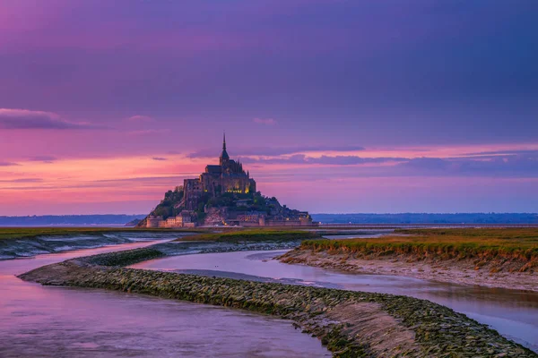 Panoramautsikt över berömda Le Mont Saint-Michel tidvattensön på su — Stockfoto