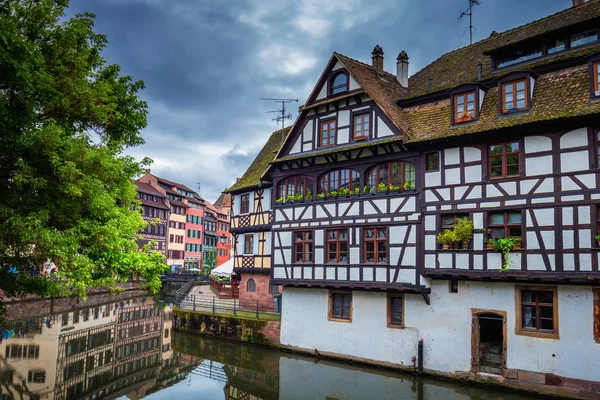 Bella vista sulla città storica di Strasburgo, case colorate — Foto Stock