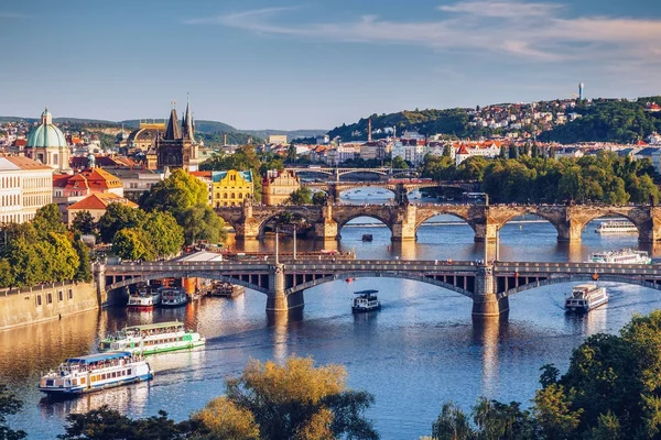 Pohled na řeku Vltavu a mosty zářil při západu slunce — Stock fotografie