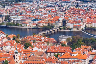 Manzarası görünümü ile tarihi kent Prag Charles Köprüsü (Karluv çoğu) Panoraması. Çek Cumhuriyeti