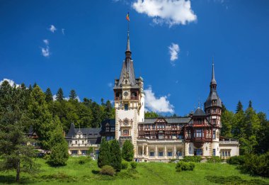 Peles Kalesi, Sinaia, Romanya. Tarihsel ve sanatsal değeri göz önüne alındığında, Peles kalesi Avrupa 'nın en önemli ve güzel eserlerinden biridir..