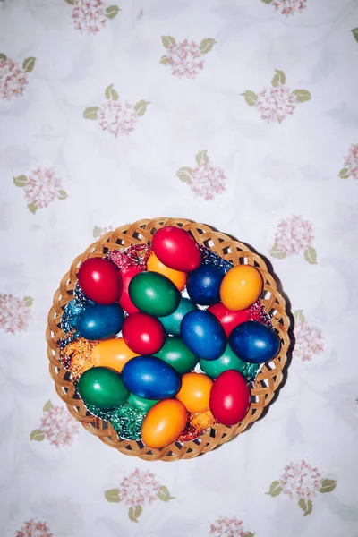 Close Ovos Páscoa Coloridos Uma Cesta Feliz Páscoa Feriado Religioso — Fotografia de Stock