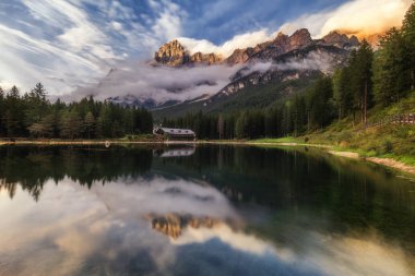 San Vito di Cadore Gölü (Mosigo Gölü), Antelao Dağı 'nın eteklerindeki Boite Vadisi' nde yer alır. İtalyan Dolomitler Alpler Sahnesi, İtalya, Avrupa.