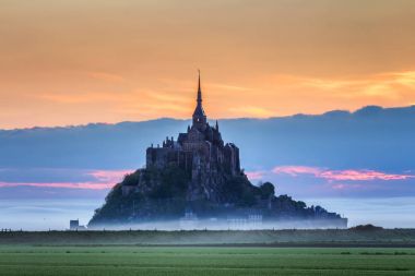 Gün doğumunda ünlü Le Mont Saint-Michel gelgit adasının güzel panoramik manzarası. Normandiya, Kuzey Fransa