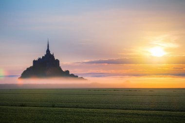 Gün doğumunda Mont Saint-Michel manzarası. Normandiya, Kuzey Fransa
