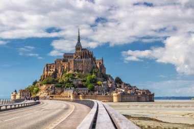 Saint Michael'ın Mount Normandiya'da bir ada komün var. Adanın stratejik sur eski zamanlardan beri yürüttüğü ve koltuk bir manastır olmuştur.