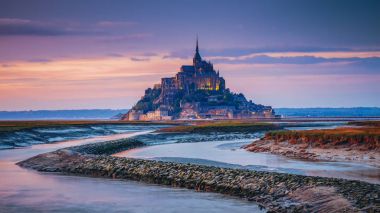 Mont Saint-Michel günbatımı ışığı görünümünde. Normandy, Kuzey Fransa
