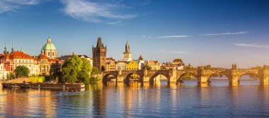 Vltava Nehri manzarası ve güneş batarken parlayan köprüler, Prag, Çek Cumhuriyeti