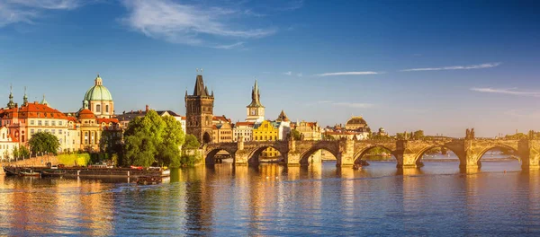 Vltava Nehri Manzarası Güneş Batarken Parlayan Köprüler Prag Çek Cumhuriyeti — Stok fotoğraf