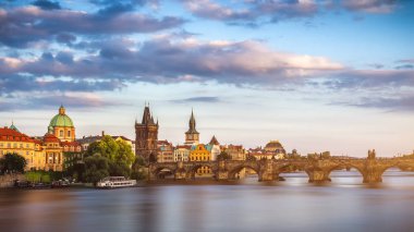 Vltava Nehri manzarası ve güneş batarken parlayan köprüler, Prag, Çek Cumhuriyeti