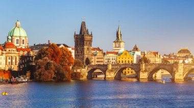 Prague, Czezh Cumhuriyeti. Kırmızı yapraklar ile eski şehrin doğal sonbahar havadan görünümü