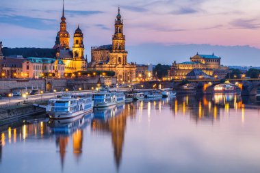 Dresden şehir manzarası panorama adlı Elbe Nehri ve Augustus Köprüsü, Dresden, Saksonya, Almanya