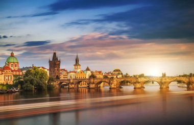 Doğal bahar günbatımı hava görünümünü Old Town iskele mimarisi ve Charles Köprüsü üzerinden Vltava Nehri Prag, Çek Cumhuriyeti