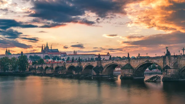 Pohled Pražský Hrad Karlův Most Při Západu Slunce Česko — Stock fotografie