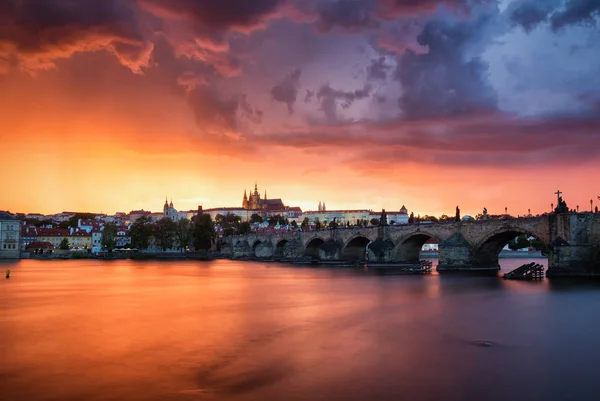 Fantastická Přírodní Jevy Letní Bouře Nad Karlův Most Pražský Hrad — Stock fotografie