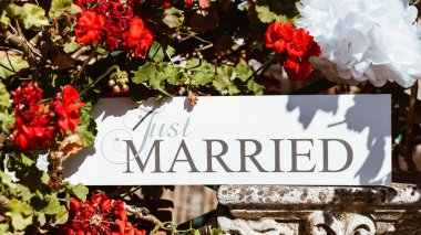 Sadece evli çiçekli beyaz arka plan üzerinde metin