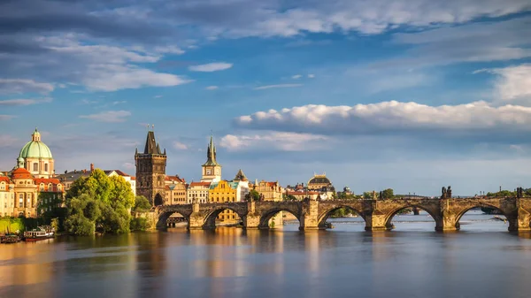 Карлов мост в Старом городе Праги, Чехия — стоковое фото