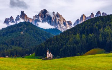 St Magdalena köy Kilisesi Dolomites, kilise dibinde