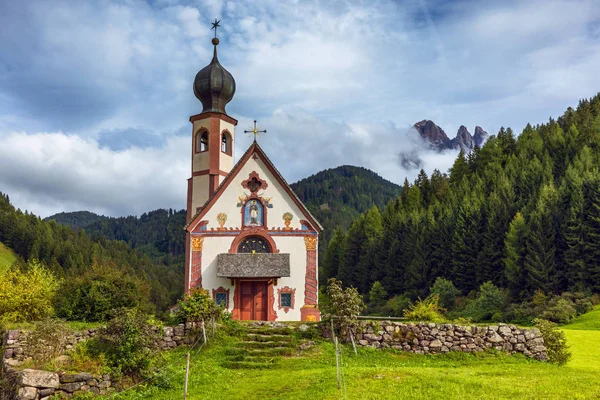 St Magdalena köy Kilisesi Dolomites, kilise dibinde