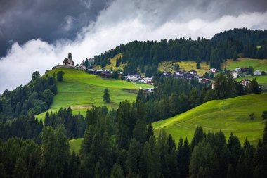 Görkemli Dolomites dağ silsilesi, Güney Tirol dolom Vadisi