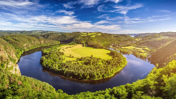 Utsikt över Vltava floden hästsko form meander från Solenice viewp — Stockfoto