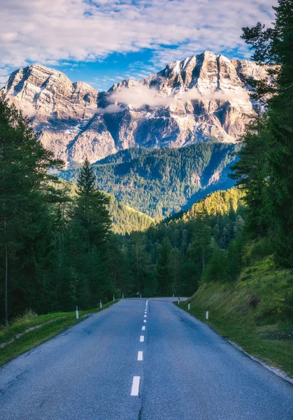 Alpi Dolomiti in Italia. Bella giornata. La strada passa nella co — Foto Stock