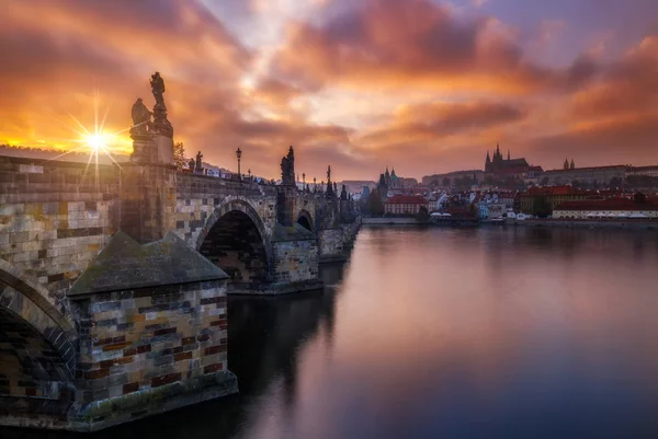 Praga, Pôr do sol sobre a ponte Charles, República Checa — Fotografia de Stock