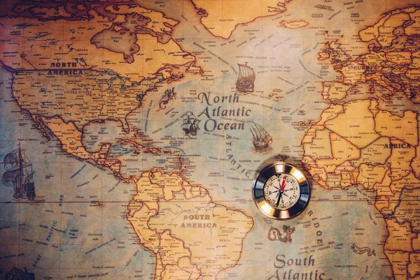 Brújula dorada y el mapa. Tema de viaje y navegación. Uso del mapa — Foto de Stock