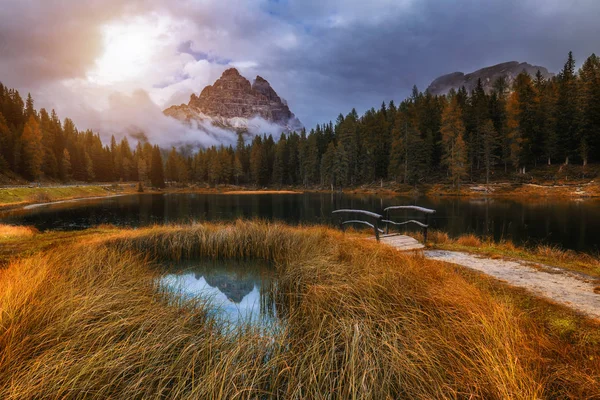 Lago Antorno con famoso Tre Cime di Lavaredo (Drei Zinnen) moun — Foto de Stock