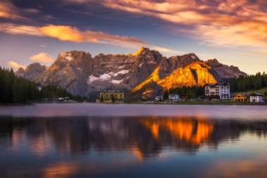 Misurina gölde Dolomites (İtalyanca Alps) güneş doğarken gördün. Sora