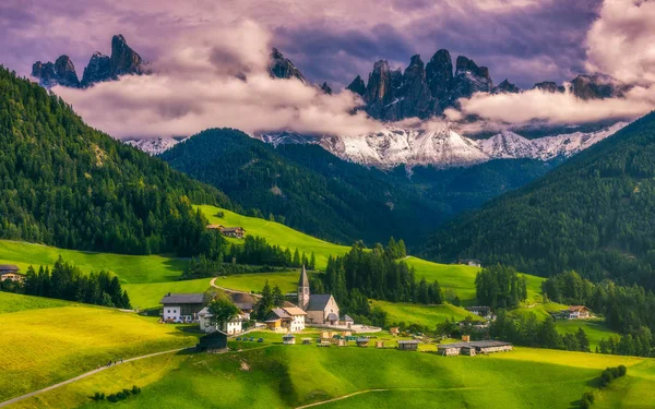 Famoso melhor lugar alpino do mundo, Santa Maddalena (St Magda — Fotografia de Stock