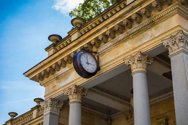 Weltberühmt für seine Mineralquellen, die Stadt Karlovy Vary ( — Stockfoto