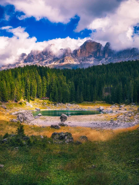 Karersee (Lago di Carezza), es un lago en los Dolomitas en el sur — Foto de Stock