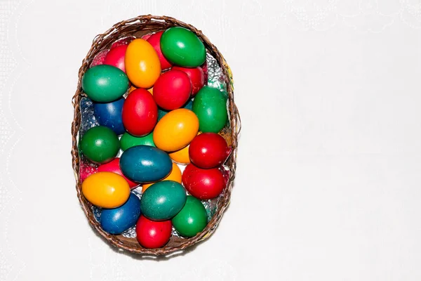 Gros plan d'œufs de Pâques colorés dans un panier. Joyeux Pâques, Chri — Photo