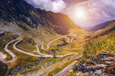 Yaz Transfagarasan geçirin. Karpat Dağları geçiş 
