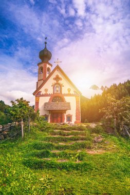 St Magdalena köy Kilisesi Dolomites, kilise dibinde