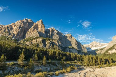 Dağlarda Dolomites, İtalya anıtsal tepeler üzerinde güzel manzara