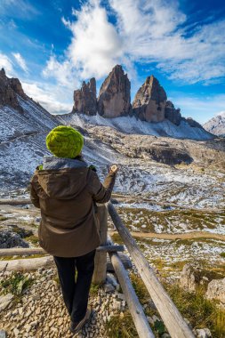 Kadınlar dağlarda bir pusula kullanarak el, kavram seyahat. Han