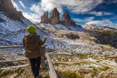 Dağlarda yaz, p pusula ile yön arama Gezgini