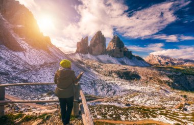 Dağlarda yaz, p pusula ile yön arama Gezgini
