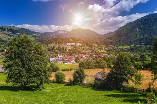 Sommaren alpin Transsylvanien landmärke, landskap med gröna fält — Stockfoto