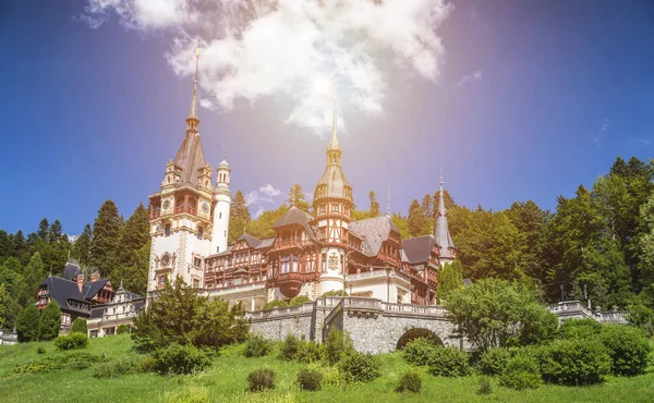 Castello di Peles, Romania. Bellissimo castello reale famoso e ornamenti — Foto Stock