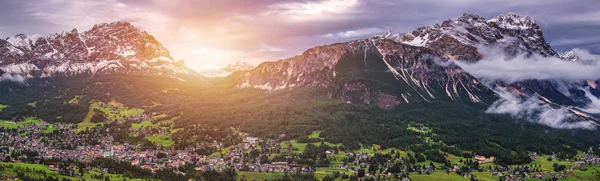 Cortina d'Ampezzo şehir panoramik manzaralı Alpin yeşil landscap — Stok fotoğraf