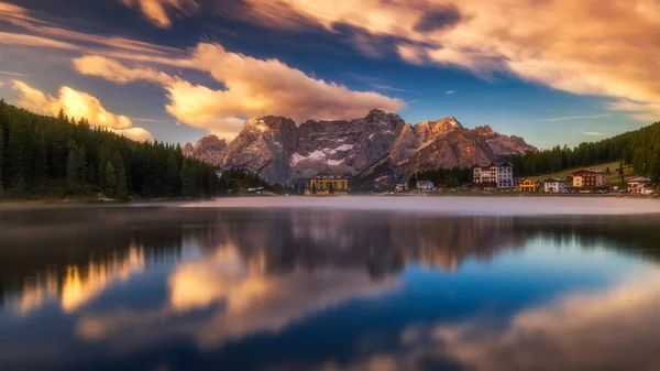 Lago Misurina, en Dolomitas (Alpes italianos) visto al amanecer. Sora. — Foto de Stock