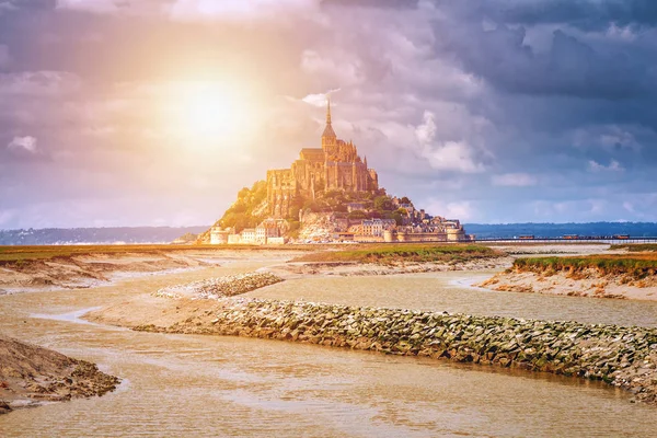 Hermosa vista panorámica de la famosa marea Le Mont Saint-Michel es —  Fotos de Stock