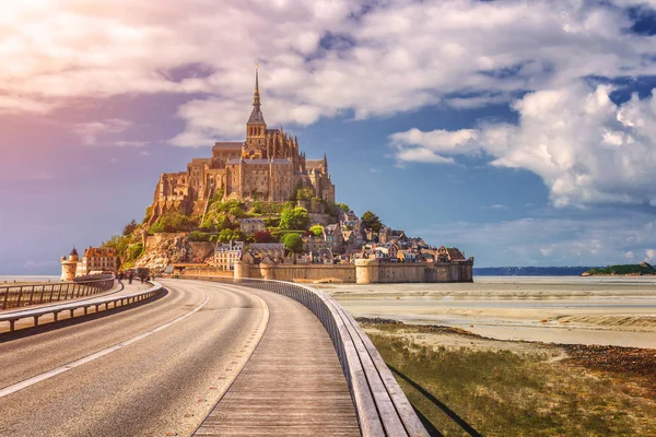 Hermosa vista panorámica de la famosa marea Le Mont Saint-Michel es — Foto de Stock