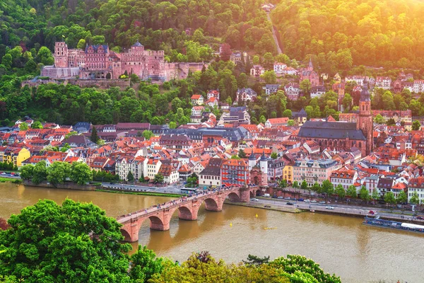 Panoramautsikt över vackra medeltida staden Heidelberg inklusive C — Stockfoto