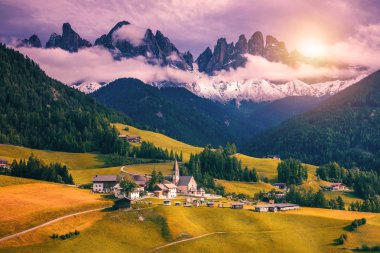 Imressive Dolomites dağlar ve geleneksel köyler. Kuzeyinde
