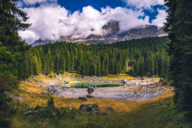 Carezza Gölü (Lago di Carezza, Karersee) ile Latemar Dağı, Bol