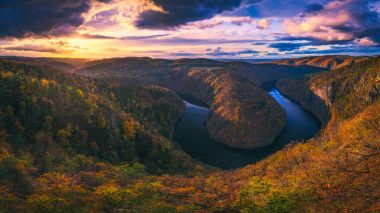 Panoramik nehir kanyonun karanlık su ve sonbahar colorf